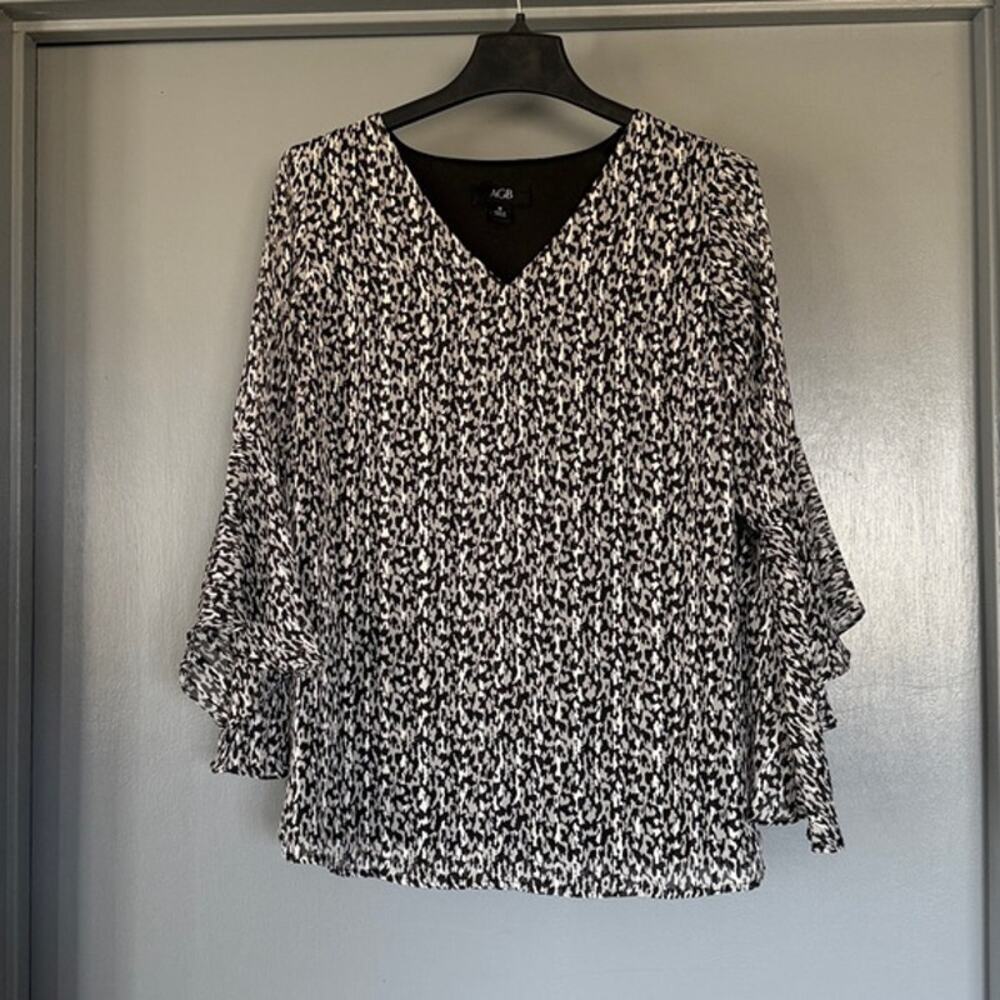 AGB Women's Pullover Black and White Lined Top 3/4 Flared Sleeves V-Neck sz M